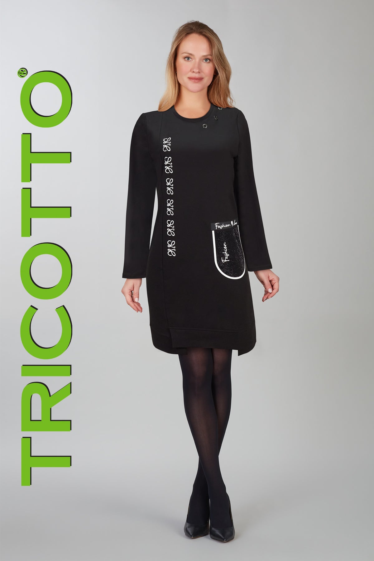 Woman wearing a black dress with white text and a pocket, standing against a gray background with 'TRICOTTO' branding.