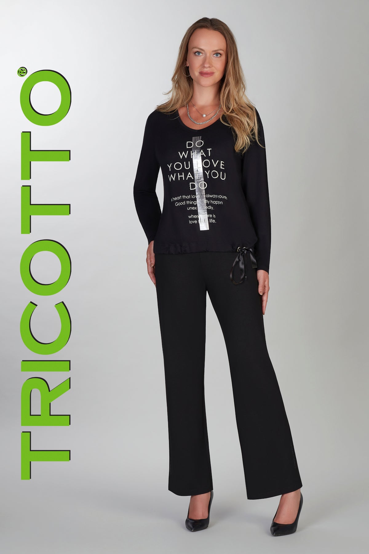 Tricotto black sweater wit front fashion print detail