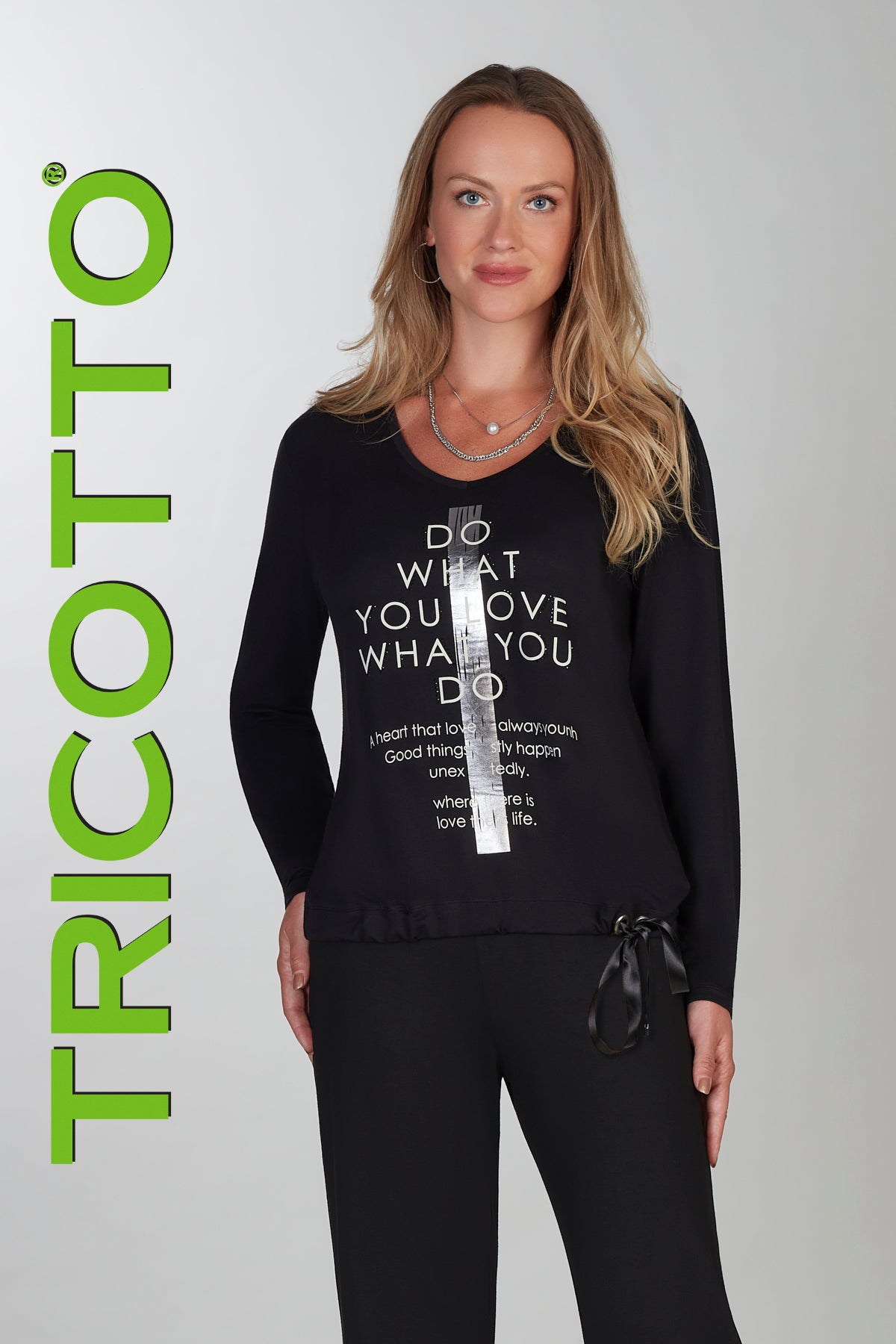 Tricotto black sweater wit front fashion print detail